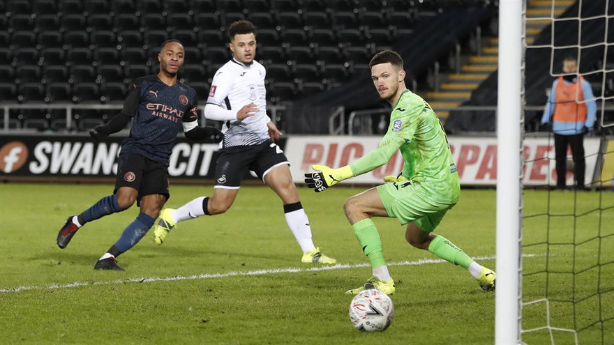 Sterling ghi bàn giúp Man City hạ Swansea