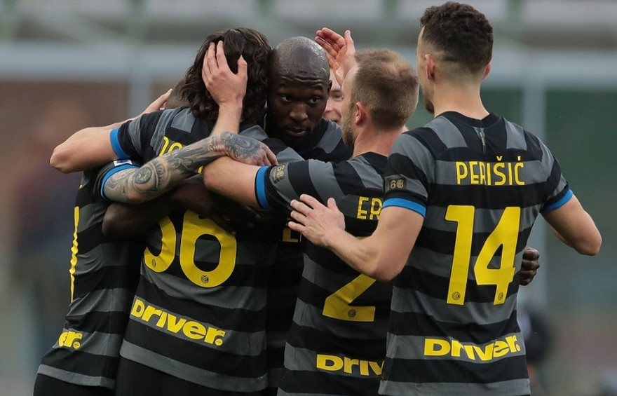 Thành Milan bứt tốc, Juventus lo bị truất ngôi vương