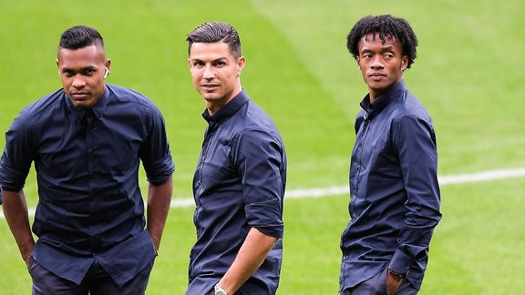 Ronaldo hẳn rất lo lắng khi 2 đồng đội Alex Sandro (bìa trái) và Cuadrado dương tính với Covid-19