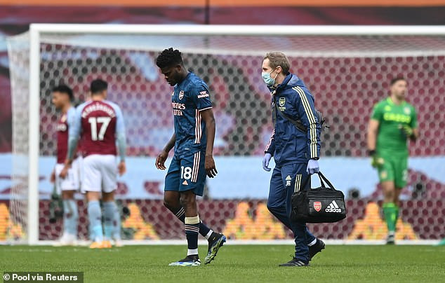 Thomas Partey buồn bã rời sân vì chấn thương.