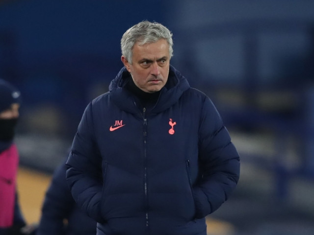 Tottenham buộc phải giữ HLV Jose Mourinho vì tiền đền bù quá lớn.