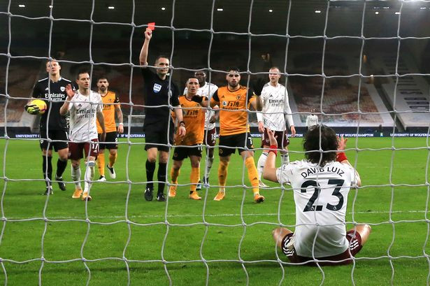 Luiz nhận thẻ đỏ sau pha kéo người 