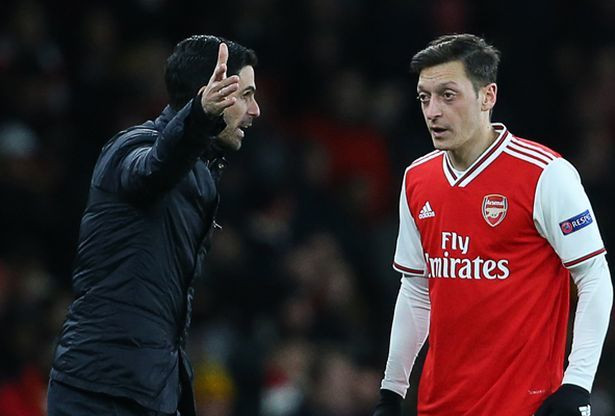 Mesut Ozil đang trên đường rời Arsenal.
