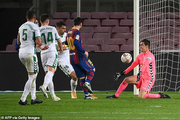 Messi trong một pha ghi bàn vào lưới Elche