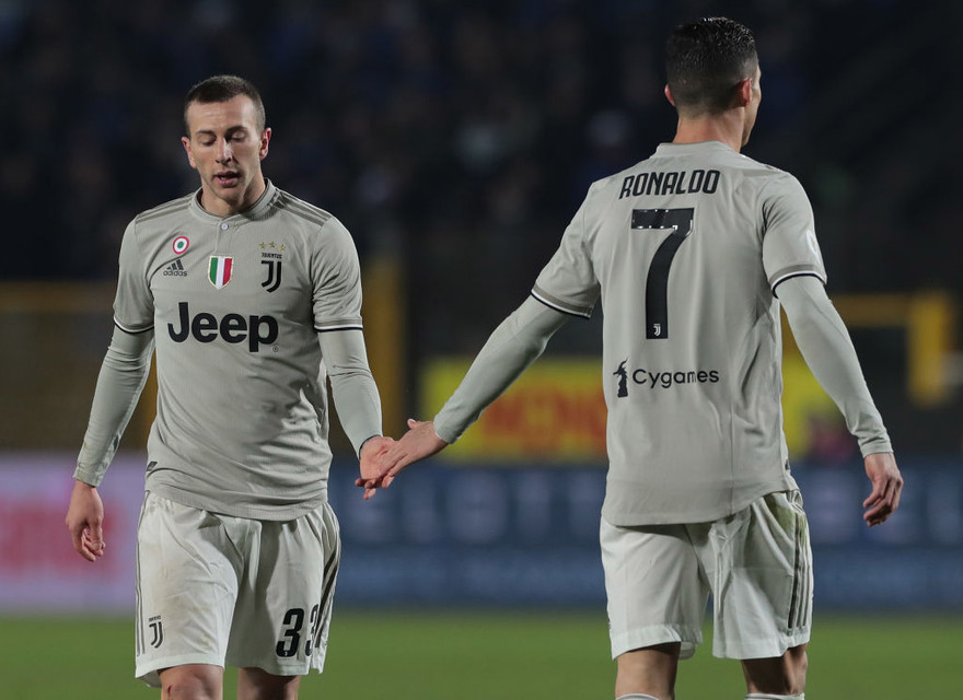 Bernardeschi (trái) khó có thể tiếp tục làm đồng đội của Ronaldo tại Juve