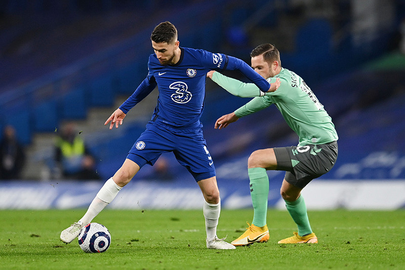 Everton (phải) đã không thể cản bước tiến Chelsea