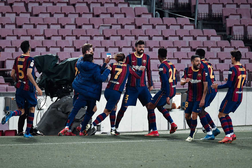 Các đồng đội chia vui cùng Pique sau khi anh ghi bàn nâng tỷ số lên 2-0 ở phút bù giờ