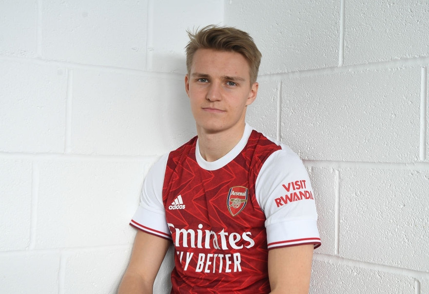 Martin Odegaard tươi cười trong màu áo Arsenal.