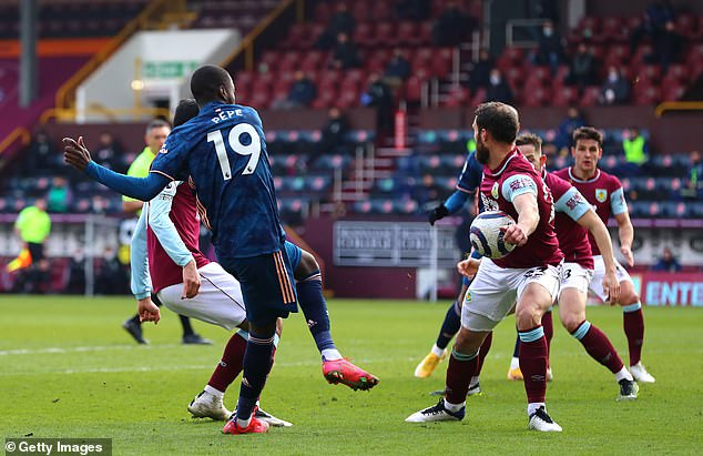 Tình huống hậu vệ Burnley để tay chạm bóng nhưng trọng tài không thổi phạt đền