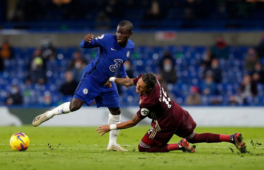 Kante (trái) sẽ để lại nhiều nỗi lo cho Chelsea