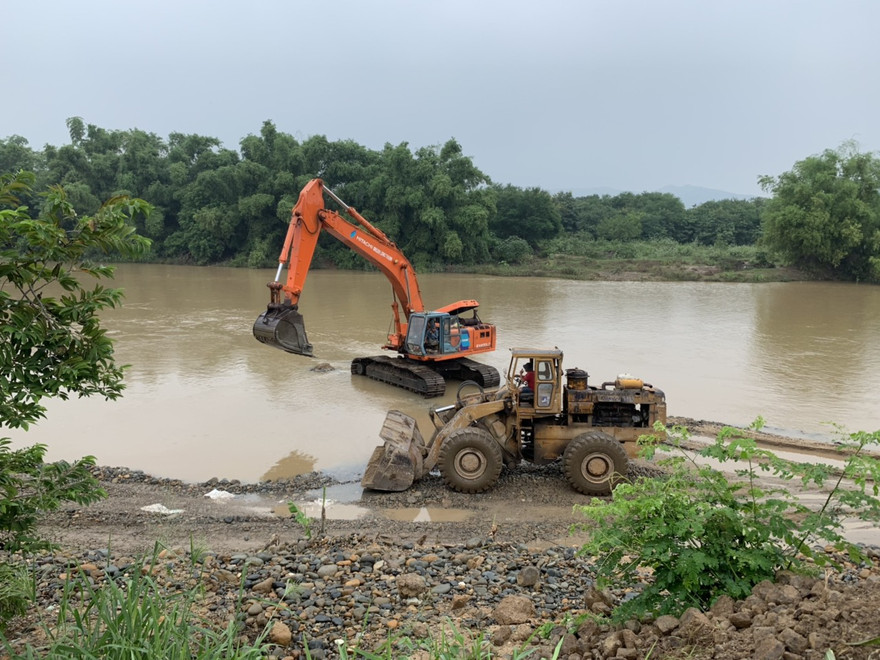 Bất chấp lệnh cấm, ngang nhiên múc cát sỏi giữa sông Dinh