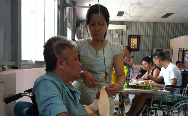 Chăm nuôi bệnh nhân ở Bệnh viện điều dưỡng phục hồi chức năng TPHCM. ảnh: Lê Nguyễn