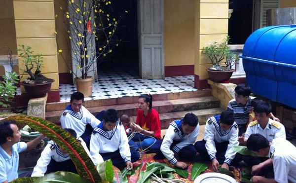 Gói bánh chưng dịp Tết ở thị trấn Trường Sa ảnh: Lương Xuân Giáp