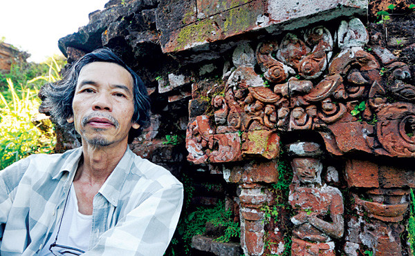 Họa sỹ Nguyễn Thượng Hỷ bên tháp Mỹ Sơn. Ảnh: T.Việt