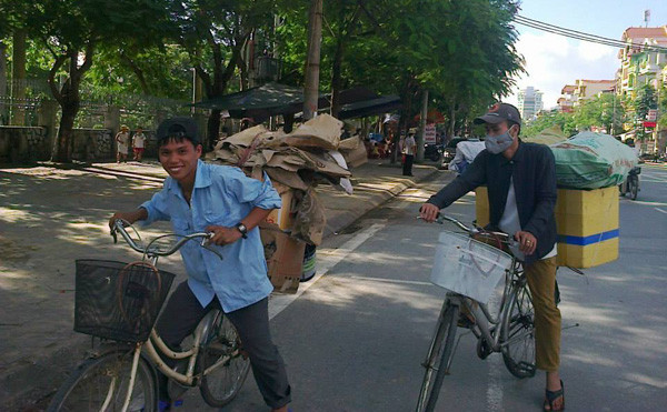 Nụ cười trên khuôn mặt thành viên Nhóm Ve chai sau một buổi thu nhặt thành công. Ảnh: Quang Lộc