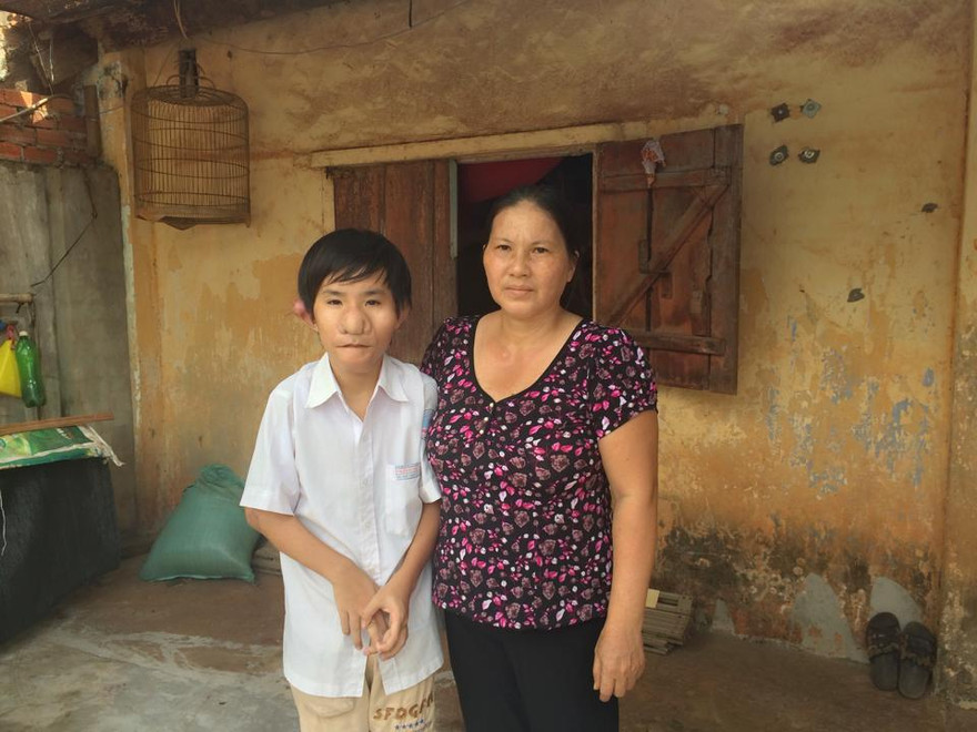 Cháu Minh Tiến và mẹ. Ảnh: Nhã Uyên