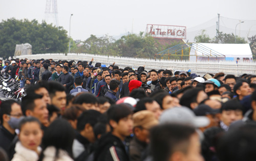 Đến 8g sáng, hàng nghìn CĐV xếp hàng dài đến vài trăm mét. 