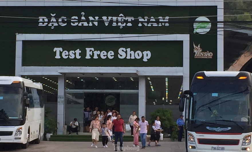 Cửa hàng Đặc sản Việt Nam xây trái phép chuyên đón khách nước ngoài, trong đó phần đông là khách Trung Quốc. Ảnh L.H