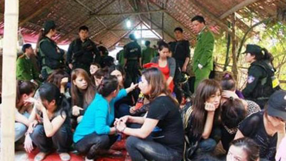  Các con bạc bị bắt trong sới ở Tân Dân, thời điểm tháng 3/2013. Ảnh: An Ninh Thủ Đô