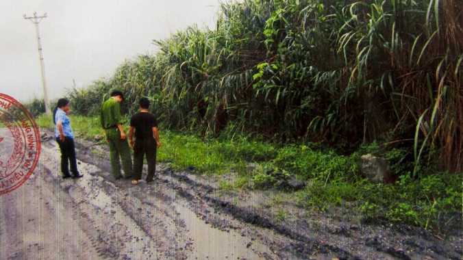 Điều tra viên và kiểm sát viên lập bản ảnh hiện trường vụ án, sau hơn 5 tháng xảy ra vụ án (Trích Bản ảnh hiện trường)