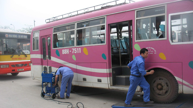 Chính sách sinh ra để tháo gỡ, chứ không phải làm khó người dân (trong ảnh: Cán bộ đăng kiểm đang khám xe)