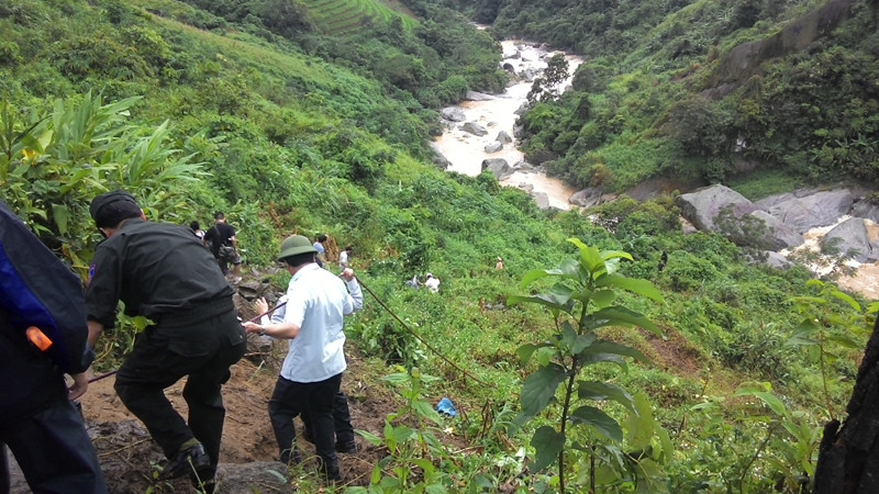 Bộ thưởng Đinh La Thăng bám dây thừng xuống vực, nơi xe khách gặp nạn. Ảnh: Tùng Duy