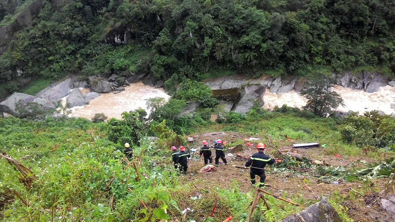 Lực lượng chức năng khám nghiệm hiện trường xe khách lao xuống vực. Ảnh: Tùng Duy