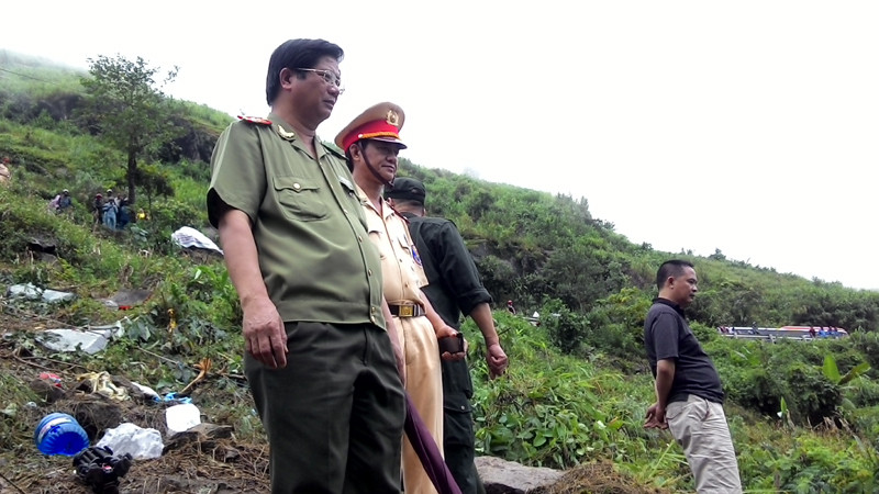 Ông Đinh Tiến Quân tại hiện trường tai nạn. Ảnh: Tùng Duy