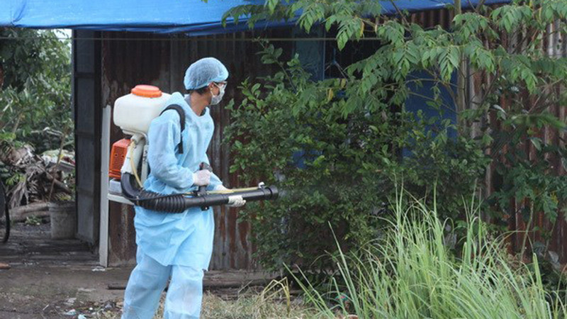  Cán bộ y tế phun thuốc tại khu ổ dịch tiêu chảy. (Ảnh: Phương Vy/TTXVN) 