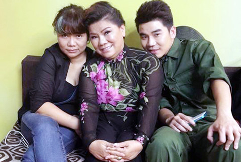  NSND Thanh Hoa cùng con gái Phan Huyền Thư và con trai Tôn Sơn.
