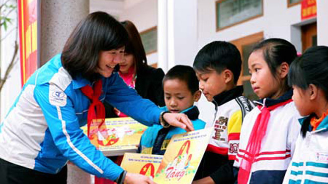 Chị Hoàng Tú Anh tặng đàn gà cho thiếu nhi có hoàn cảnh khó khăn tại huyện Thủy Nguyên (Hải Phòng). Ảnh: Bảo Anh