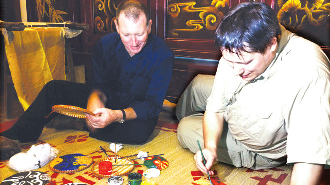 Du khách có thể chơi với đạo cụ Tuồng trước khi xem biểu diễn. Ảnh: T.Toan