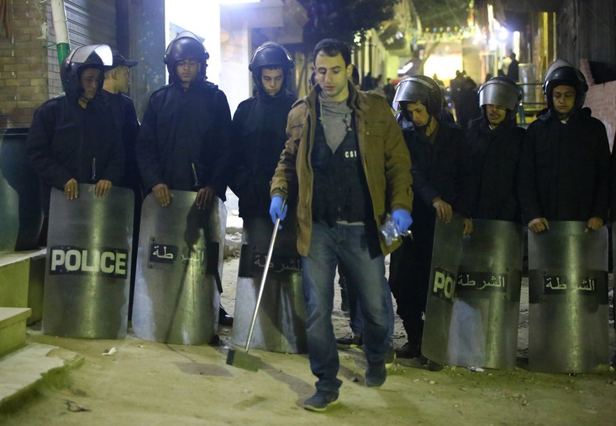 Cảnh sát Ai Cập trong một cuộc dò tìm thiết bị nổ.