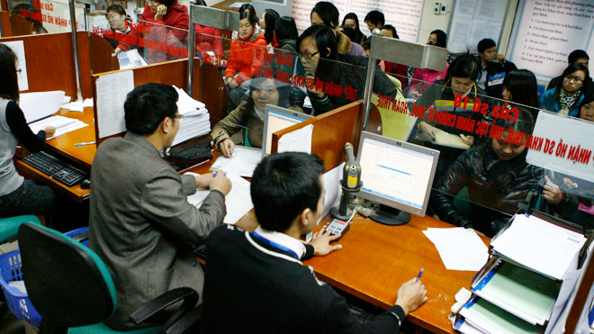 Công chức ngành thuế đang làm việc. Ảnh: Hồng Vĩnh