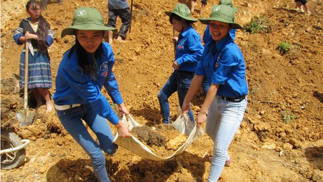 Thanh niên tình nguyện Yên Bái cùng bà con làm đường. Ảnh: Trường Phong