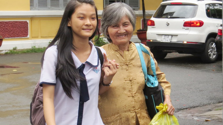 Hai bà cháu vui cười sau giờ thi vì Nhân Ái làm tốt bài