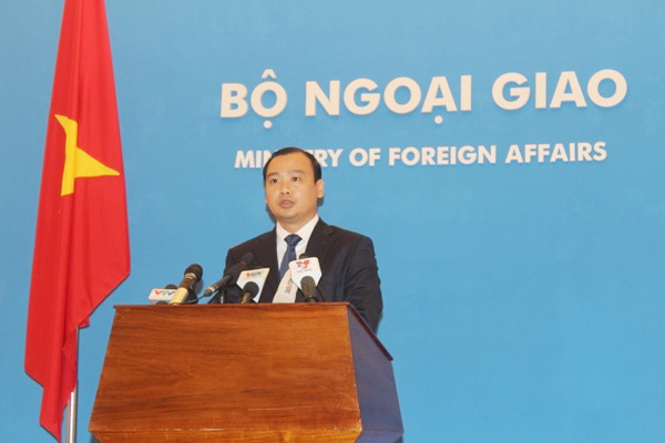 Ông Lê Hải Bình, Người phát ngôn Bộ Ngoại giao Việt Nam, trả lời câu hỏi của phóng viên tại cuộc họp báo chiều 10/7. Ảnh: Trúc Quỳnh