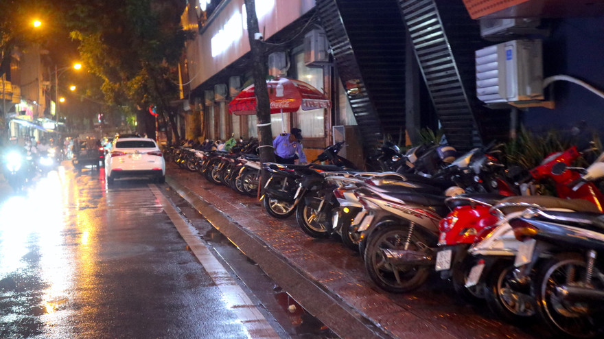 Nhiều vỉa hè 'nghẹt thở' do bị chiếm dụng làm nơi buôn bán, trông giữ xe