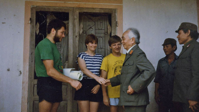 Bức ảnh lưu niệm của Đại tướng Võ Nguyên Giáp và Howard Limbirt cùng các thành viên. Ảnh: L.N