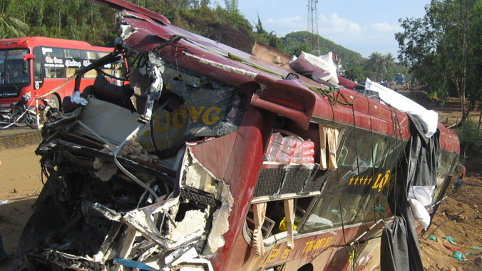 Hai xe khách tông nhau, 8 người thương vong