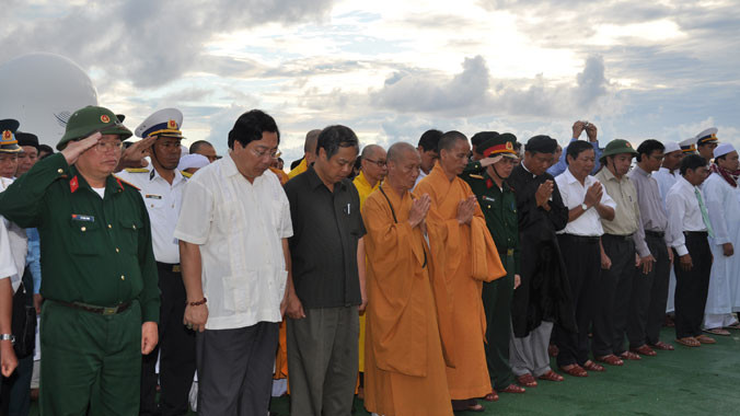 Đoàn kiều bào do Thứ trưởng Ngoại giao Nguyễn Thanh Sơn dẫn đầu làm lễ tưởng niệm trong chuyến thăm Trường Sa năm 2012. Ảnh: Quê Hương