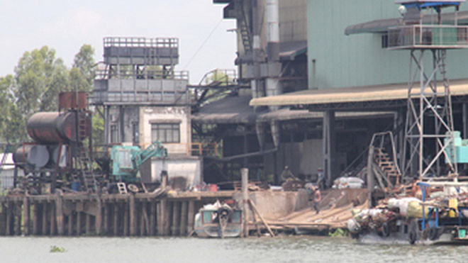 Nhà máy thép Miền Tây giữa thị trấn Chợ Mới, bên sông Tiền. ẢNH: THANH HẢI