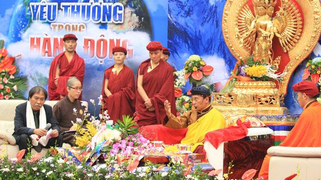 Đức Pháp Vương giao lưu tại Văn Miếu Quốc Tử Giám. Ảnh: N.M.Hà