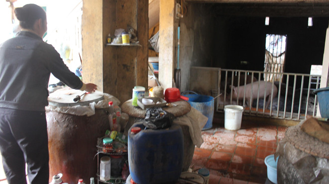 Sản xuất rượu tại một hộ gia đình xã Vân Hà. Ảnh: T.V