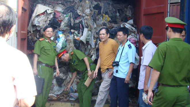 Rác thải ngoại từng núp dưới vận đơn nhựa phế liệu được nhập vào cảng Hải Phòng. Ảnh: Đỗ hoàng