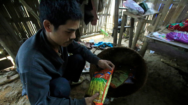 Anh Nhiều Lu Khá, thôn Nậm Kéng, xã Nậm Sài, huyện Sa Pa, tỉnh Lào Cai nhiều năm qua vẫn chưa thoát nghèo. Ảnh: Như Ý