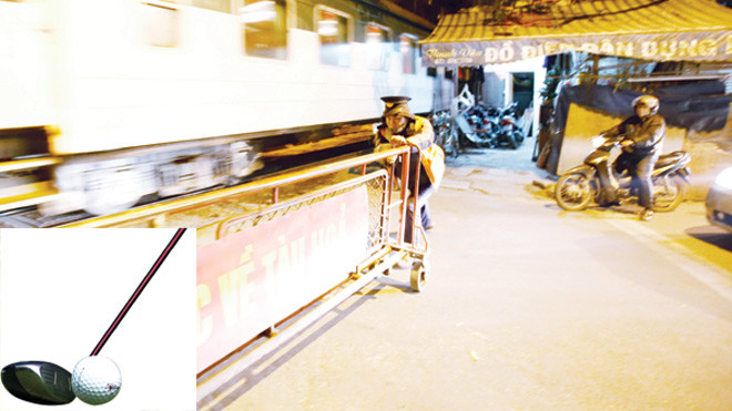 Ngành đường sắt Việt Nam đang quá lạc hậu so với thế giới. Trong ảnh: Công nhân gác chắn tàu trên phố Nguyễn Thái Học (Hà Nội) tối ngày 20/2. Ảnh: như ý