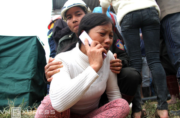 Người thân vỡ òa cảm xúc. Ảnh: Phước Tuấn (VnExpress)