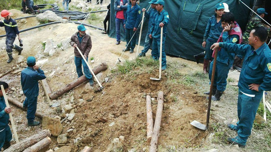 Lực lượng cứu hộ đang tiến hành làm lối lên lán y tế sẵn sàng cứu chữa tốt nhất cho các nạn nhân. Ảnh: Lê Hữu Việt.