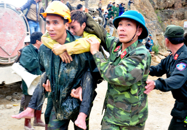 Đưa nạn nhân vụ sập hầm ra ngoài. Ảnh: VnExpress